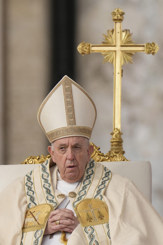 프란치스코 교황이 9일 바티칸 성베드로 광장에서 조반니 바티스타 스칼라브리니의 시성 미사를 진행하고 있다. AP연합뉴스