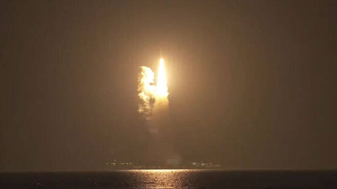 7일 밤 중국 창정 11호 로켓이 서해상에서 발사되는 장면