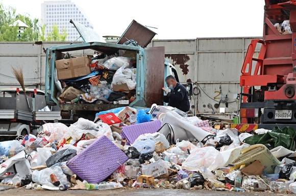 서울세계불꽃축제 다음날인 9일 오전 서울 원효대교 아래 쓰레기 집하장에 전날 관람객들이 버리고 간 쓰레기들이 모여 있다. 2022.10.9 서울 연합뉴스