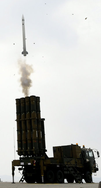 2017년 11월 2일 충남 보령시 방공유도탄사령부 대천사격장에서 천궁-II 미사일을 시험발사하고 있다. [동아DB]