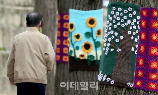 10일 서울 중구 정동길 가로수에 형형색색 실로 꾸며진 나무옷(수목 보호 덮개)이 덮여 있다.(사진=방인권 기자)