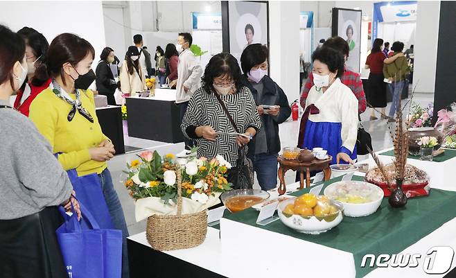 8일 오후 여수세계박람회장 디지털갤러리에서 남도의 맛! 세계를 잇다!를 주제로 열린 제28회 남도음식문화큰잔치에서 관광객들이 음식 전시관을 둘러보고 있다.(전남도 제공) 2022.10.8/뉴스1 ⓒ News1