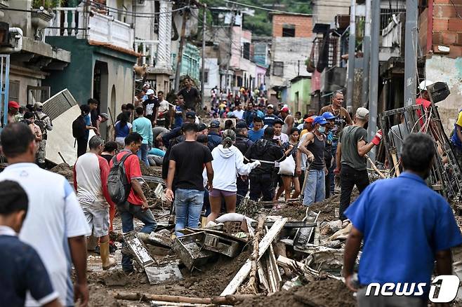 대규모 산사태가 발생한 베네수엘라 동부 도시 라스테제리아스의 한 거리 모습 ⓒ AFP=뉴스1