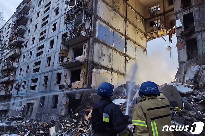 9일 (현지시간) 우크라이나 자포리자에서 러시아 군의 포격을 받아 뻥 뚫린 아파트의 모습이 보인다. ⓒ AFP=뉴스1 ⓒ News1 우동명 기자