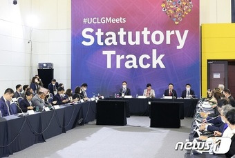 (대전=뉴스1) 김경훈 기자 = 이장우 대전시장이 ‘2022 대전 세계지방정부연합(UCLG) 총회’ 첫날인 10일 UCLG ASPAC(아시아태평양지부) 집행부 회의에 참석해 위원들에게 대전트랙에 대한 관심과 참여를 당부하고, UCLG 세계 회장 선거 출마 배경을 설명하고 있다.(대전시 제공) ⓒ News1 김경훈 기자