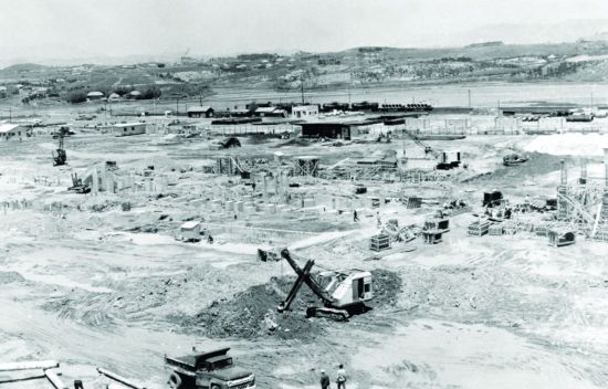 1963년 5월 울산산업단지(옛 울산공업센터)에 정유공장을 건설하는 모습. 사진제공=SK이노베이션
