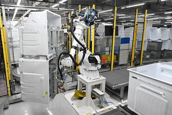 지난 6일 LG전자 창원 스마트파크1 공장 안에서 로봇팔이 냉장고를 조립하고 있다. /LG전자