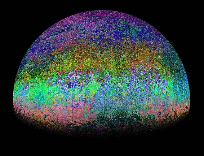 목성의 위성 유로파. 주노 탐사선이 근접 촬영한 원본에 시민과학자가 새로운 색을 입혀 환상적인 모습을 연출했다./NASA/Fernando Garcia Navarro 가공