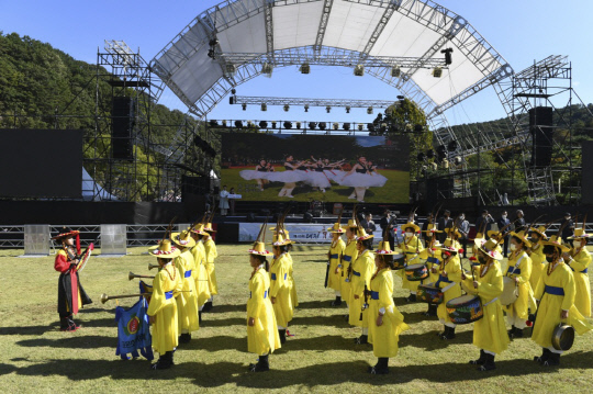 대전 중구 뿌리공원 일원에서 7-9일 펼쳐진 제13회 대전효문화뿌리축제가 성황리 마무리됐다. 문중퍼레이드. 사진=대전 중구 제공