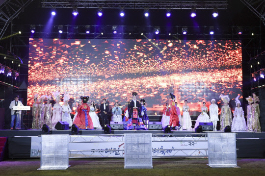 대전 중구 뿌리공원 일원에서 7-9일 펼쳐진 제13회 대전효문화뿌리축제가 성황리 마무리됐다. 혼례문화의 변천에 따른 헤어쇼. 사진=대전 중구 제공