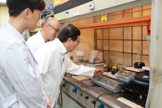 정부는 문재인 정부에서 시행된 '학생연구원 근로계약' 제도에 대한 개선 방안 마련을 위한 정책연구에 나선다. 사진은 출연연 실험실 연구 현장 모습
디지털타임스 DB