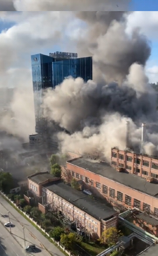 10일 오전 삼성전자의 우크라이나 법인이 입주한 키이우의 한 건물 인근에 러시아의 미사일이 떨어져 해당 건물의 유리창과 외벽 일부가 파손됐다. 사진은 피해를 당한 건물 모습.  트위터 영상 캡쳐