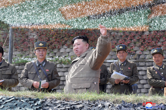 북한 김정은 국무위원장이 지난달 25일부터 지난 9일까지 인민군 전술핵운용부대·장거리포병부대·공군비행대의 훈련에 참석, 지도할 당시 모습을 북한 조선중앙통신이 10일 보도했다.<연합뉴스>