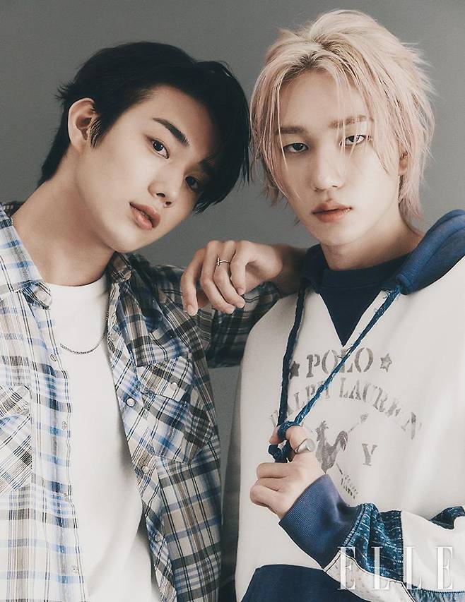 인탁이 입은 티셔츠와 셔츠는 모두 스타일리스트 소장품. 테오가 입은 후드는 Polo Ralph Laurent.