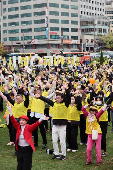 10일 시민들이 서울 중구 서울광장에서 열린 건강 한마당 행사에서 건강댄스 플래시몹에 참여하고 있다. 사진=서동일 기자
