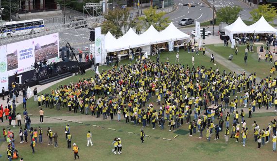 10일 시민들이 서울 중구 서울광장에서 열린 건강 한마당 행사에서 '손목닥터 9988 휴먼레터링'에 참여하고 있다. 사진=서동일 기자