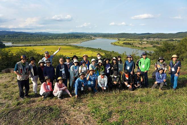 ‘2022 통일걷기’(경기권) 참가자들이 지난 6일 경기도 파주시 문산읍 장산전망대에 올라 임진강 초평도를 배경으로 기념사진을 찍고 있다.