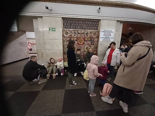 10일 오전 러시아의 미사일 공격이 이뤄진 뒤 놀란 우크라이나 시민들이 키이우 중심부에 있는 지하철역인 흐레시차티크역 지하로 대피했다. 부모들이 놀란 아이들을 달래고 있다. 키이우/임인택 기자 imit@hani.co.kr