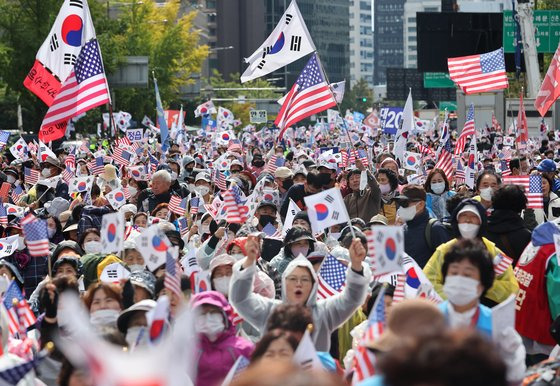 한글날 연휴 마지막 날인 10일 서울 종로구 세종대로 동화면세점 일대에서 자유통일당 등 보수단체 주최로 '자유통일을 위한 천만서명 국민대회' 집회가 진행되고 있다. 뉴스1