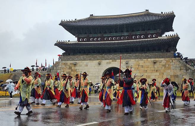 Participants march during the Reenactment of King Jeongjo’s Royal Parade in Suwon, Gyeonggi Province, on Sunday. (Hwang Dong-hee/The Korea Herald)
