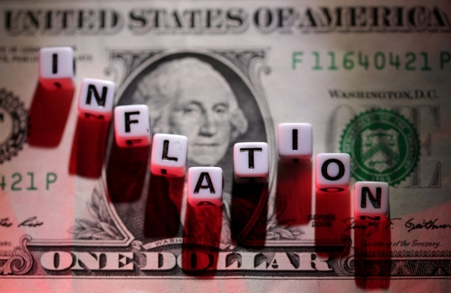 미화 1달러 지폐 위에 ‘인플레이션(Inflation)’을 영문으로 적은 플라스틱 조각이 놓여 있다. 로이터통신이 지난 6월 12일 촬영한 일러스트용 사진이다. 로이터연합뉴스