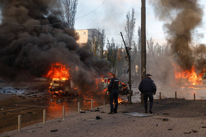10일(현지시간) 우크라이나의 수도 키이우 시내의 차들이 러시아군의 미사일 공격을 받고 불에 타고 있다. 연합뉴스