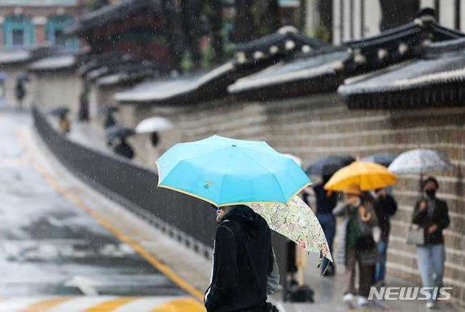 [서울=뉴시스] 권창회 기자 = 비가 내리고 있는 9일 오후 서울 중구 정동길 인근에서 시민들이 우산을 쓰고 이동하고 있다. 2022.10.09. kch0523@newsis.com