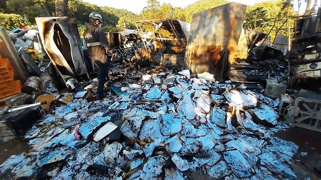 부산 해운대구의 한 재활용처리 업체에서 불이 났다. 다행히 인명피해는 없었다. 부산소방본부 제공