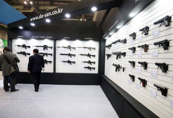 방산 전시회에 전시된 국산 총기류들