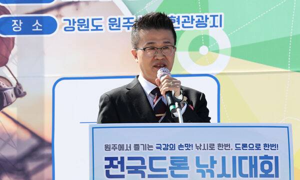 지난 8일 강원 원주시 간현관광지에서 세계일보·강원도·원주시가 주최한 '2022 전국 드론 낚시 대회'에서 정희택 세계일보 사장이 인사말을 하고 있다. 원주=남정탁 기자