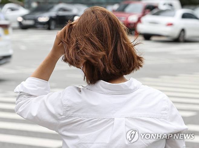 바람에 휘날리는 머리카락 전국적으로 비와 강풍이 예보된 6월 28일 오전 서울 중구 을지로입구역 인근에서 출근하는 시민의 머리카락이 바람에 날리고 있다. [연합뉴스 자료사진]