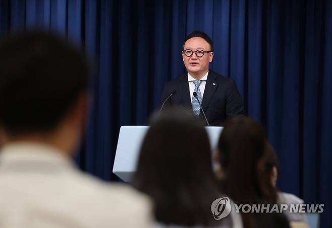 복지정책 방향 브리핑하는 안상훈 사회수석 (서울=연합뉴스) 서명곤 기자 = 15일 오후 서울 용산 대통령실 청사에서 안상훈 사회수석이 복지정책 방향에 대해 브리핑하고 있다. 2022.9.15 seephoto@yna.co.kr