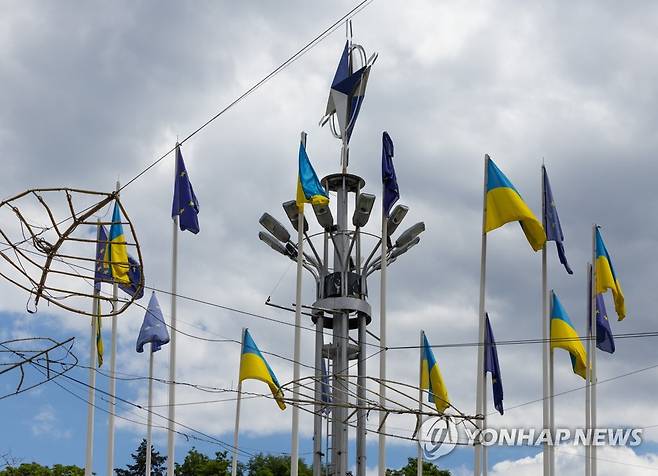 키이우 시내 EU가입과 나토 편입 염원 담은 조형물 (키이우=연합뉴스) 황광모 기자 = 17일(현지시간) 우크라이나 수도 키이우의 중심가에 우크라이나와 EU 깃발과 함께 나토를 상징하는 조형물이 세워져 있다.  2022.6.17 hkmpooh@yna.co.kr