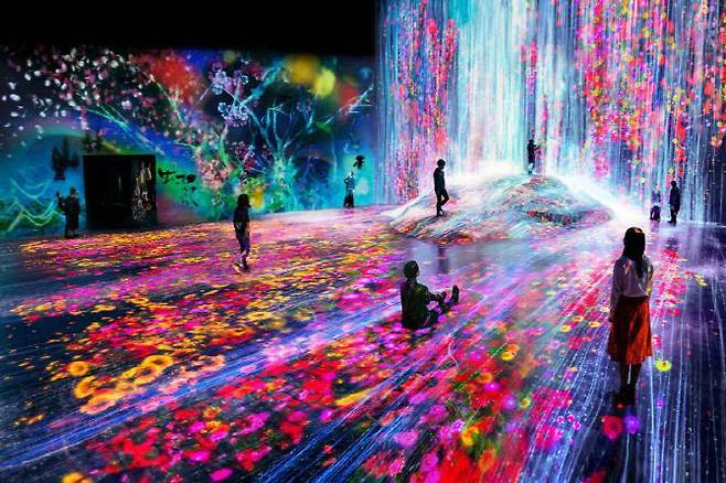 세계적으로 미디어아트를 주도하는 팀랩의 미디아아트 전시 전경.