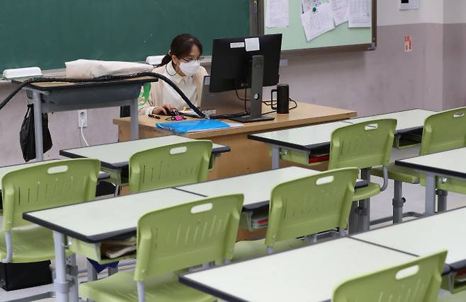 지난달 6일 경기 화성시의 한 학교에서 교사가 원격수업을 하고 있다. (사진=뉴스1)