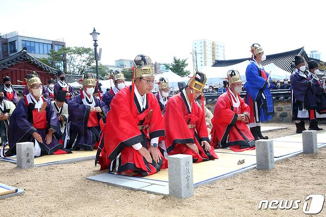 가락국 시조대왕 추향대제가 10일 김해 수로왕릉 내 숭선전과 숭안전에서 봉행됐다. (김해시 제공) ⓒ 뉴스1