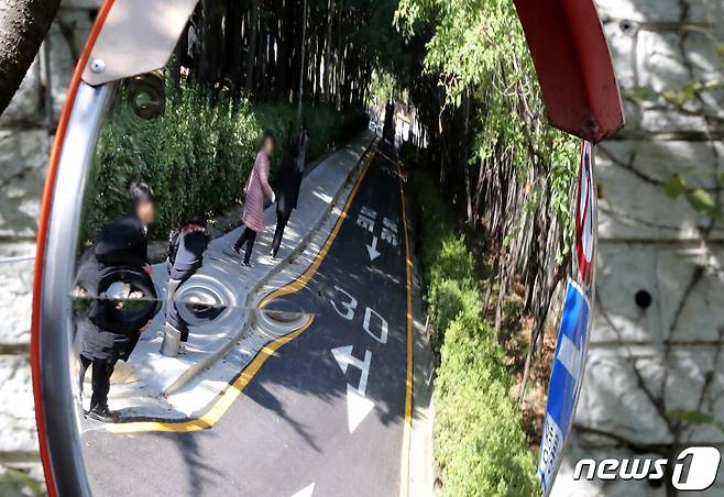 11일 오전 서울 서초구 잠원동에 위치한 총기사고 현장에 취재진이 모여 있다. 이날 오전 5시 33분쯤 권총을 사용해 극단적인 선택을 한 것으로 추정되는 50대 남성 A씨는 현재 병원으로 이송돼 수술 중이며 건강 상태는 알려지지 않은 상태이다. 2022.10.11/뉴스1 ⓒ News1 장수영 기자
