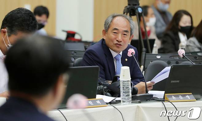 윤준병 더불어민주당 의원이 11일 전북 전주시 농촌진흥청에서 열린 농림축산식품해양수산위원회 국정감사에서 질의를 하고 있다. 2022.10.11/뉴스1 ⓒ News1 유경석 기자