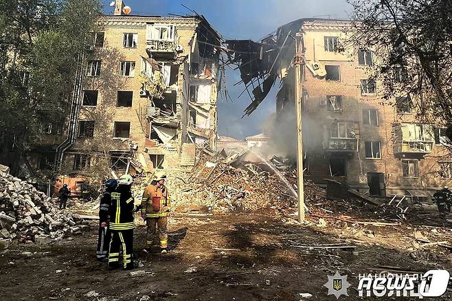 10일(현지시간) 러시아군의 포격을 받아 파괴된 우크라이나 자포리자의 아파트. ⓒ AFP=뉴스1