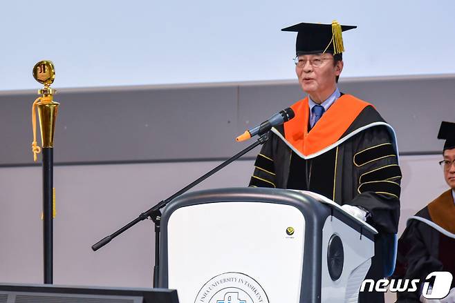 조명우 총장이 타슈켄트 인하대학교에서 열린 제5회 학위수여식에서 축사를 하고 있다.(인하대 제공) /뉴스1