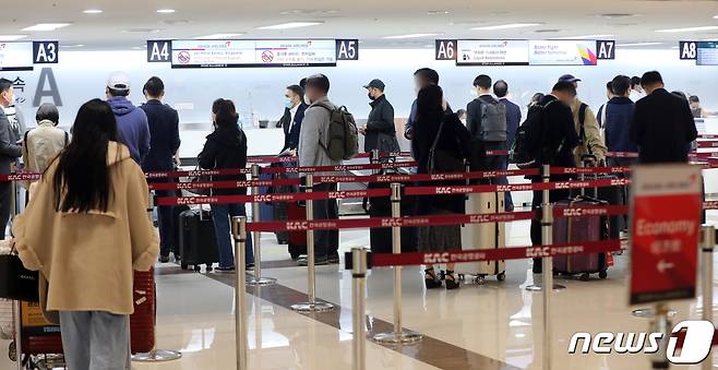 11일 오전 서울 강서구 김포공항 국제선 출국장에서 일본으로 향하는 승객들이 탑승수속을 기다리고 있다. 이날부터 신종 코로나바이러스 감염증(코로나19) 확산으로 제한됐던 일본 무비자 관광 여행이 2년 7개월 만에 가능해졌다. 일본 정부는 한국·미국을 포함한 68개 나라 여행객들에 대해 비자 없이 최대 90일까지 여행을 허용한다고 밝혔다. 2022.10.11/뉴스1 ⓒ News1 황기선 기자