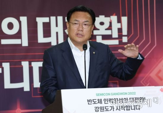 정진석 국민의힘 비상대책위원장이 11일 국회에서 열린 '반도체 인력양성의 대전환! 강원도가 시작합니다' 토론회에 참석, 축사를 하고 있다./윤동주 기자 doso7@