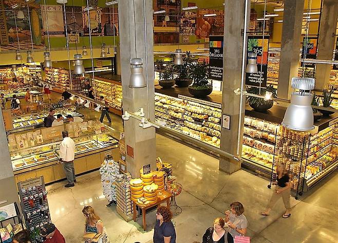미국의 유기농 채소 판매업체 홀푸드는 텍사스주 오스틴에 본부를 두고 있지만, 급속하게 성장하면서 미국의 대표적인 채소 판매업체가 됐다. 사진은 뉴욕 맨해튼 매장./위키피디아(2008년 8월 25일)