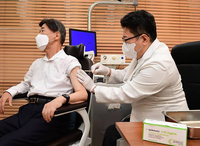 11일 서울 강남구 개포동 소아청소년과 의원에서 1순위 권고대상인 60대 시민이 모더나의 오미크론 함유 2가백신 스파이크박스 2주를 접종하고 있다. /뉴스1 제공