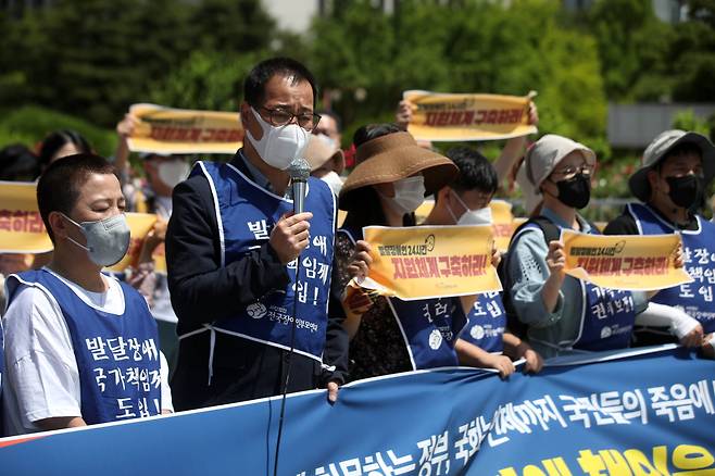 전국장애인부모연대가 7일 오전 서울 여의도 국회 앞에서 기자회견을 열고 발달장애 국가책임제 도입, 발달장애인 24시간 지원체계 구축 등을 촉구하고 있다. 뉴시스