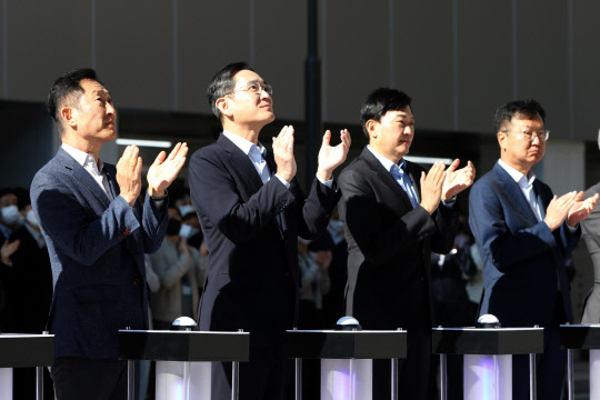 이재용(왼쪽 두 번째) 삼성전자 부회장이 11일 세계 최대 바이오의약품 생산 시설인 삼성바이오로직스 제4공장 준공식에 참석해 박수를 치고 있다. 삼성전자 제공