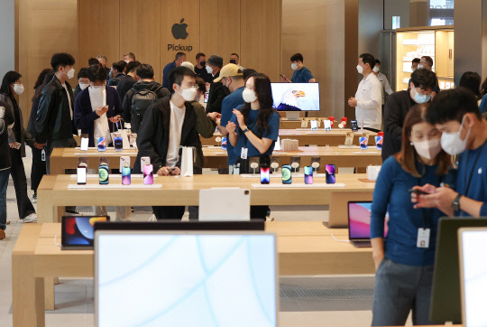 애플의 신제품 공식 출시일인 7일 오전 서울 중구 명동 애플스토어에서 고객들이 제품을 살피고 있다. 연합뉴스