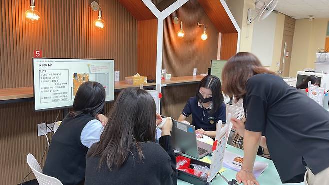 인천효성고 1학년 학생들이 SW교육 특강 아두이노로 기후위기 해결방안을 찾아라 수업에서 실습을 하고 있다.
