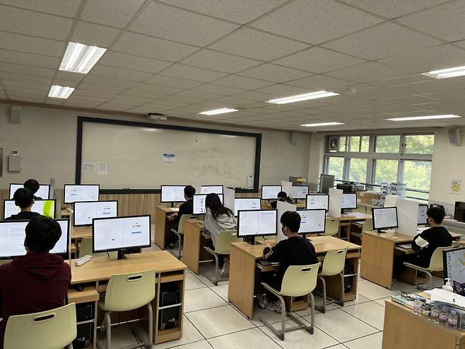 대덕SW마이스터고 주최한 제4회 중학생 알고리즘 경진대회에 참여한 학생들이 문제를 풀고 있다.