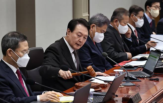 윤석열 대통령이 11일 서울 용산 대통령실에서 열린 국무회의에서 의사봉을 두드리며 개회를 선언하고 있다. 대통령실사진기자단